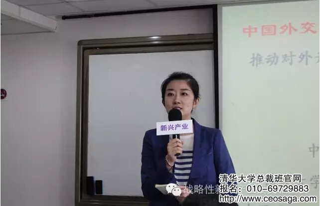 班主任张馨心老师用韩语、英语、汉语向三个国家企业家同学们问好!