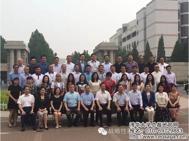 班级同学与校领导、院领导和老师们一起合影留念。